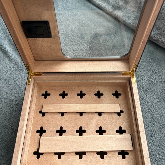 Glass Top Cedar Humidor Cigar Box with Digital Hygrometer Holds 25-50 Cigars - Picture 3 of 4